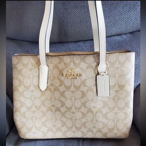 Coach Avenue Carryall In Signature Canvas